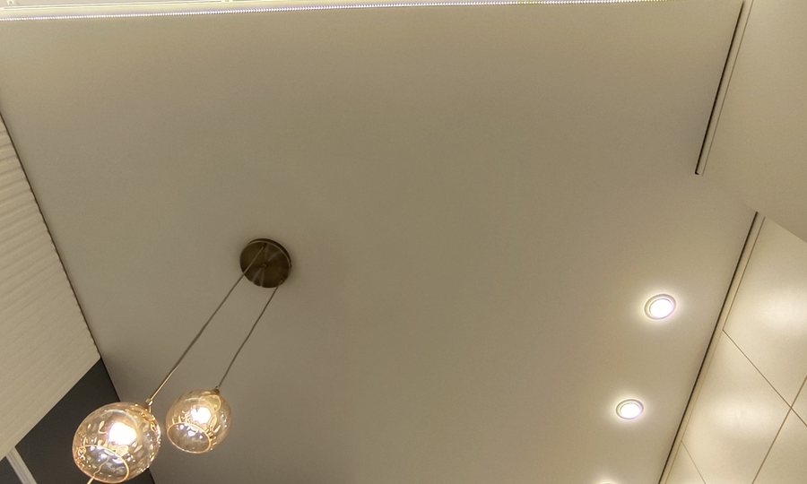 Теневой натяжной потолок с зазором по периметру