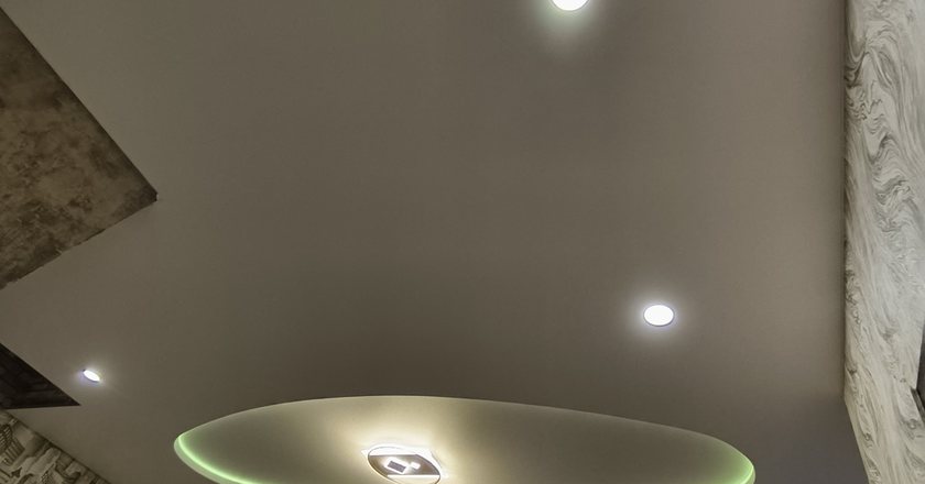 Двухуровневый натяжной потолок — гостиная