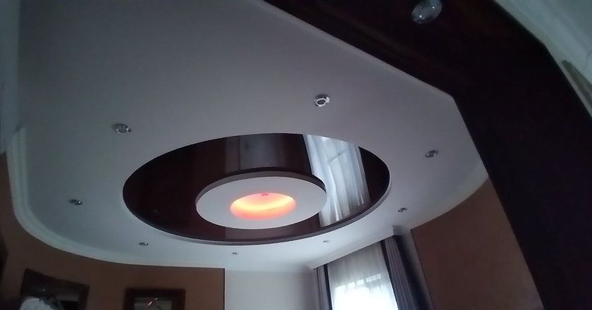 Глянцевый натяжной потолок — прихожая