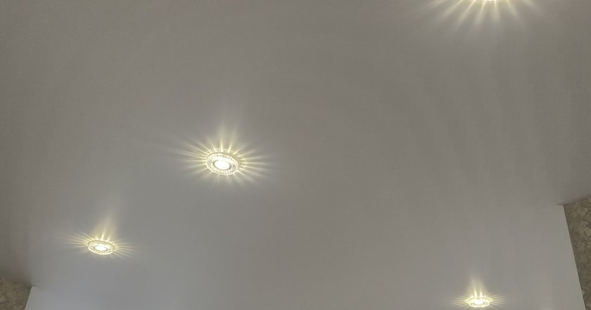 Натяжной потолок на кухне — точечный свет