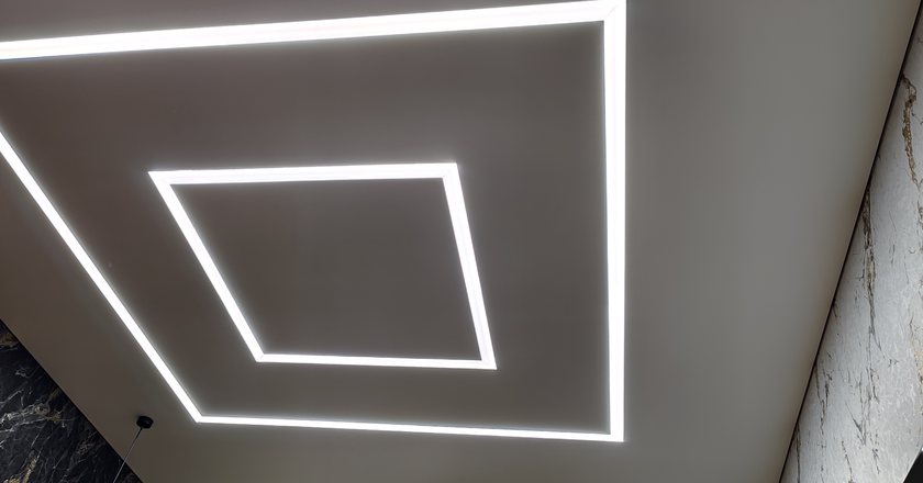 Световые линии в натяжном потолке — прихожая